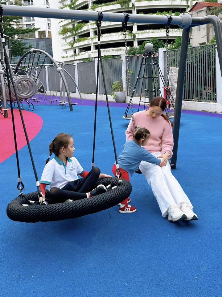 Lan Phương một mình đưa con về quê ăn giỗ, nhóc tỳ lai Tây chuẩn bé gái quê, ngồi chiếu, gặm cánh gà - 8