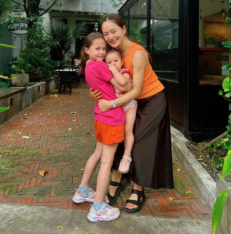 Lan Phương một mình đưa con về quê ăn giỗ, nhóc tỳ lai Tây chuẩn bé gái quê, ngồi chiếu, gặm cánh gà - 5