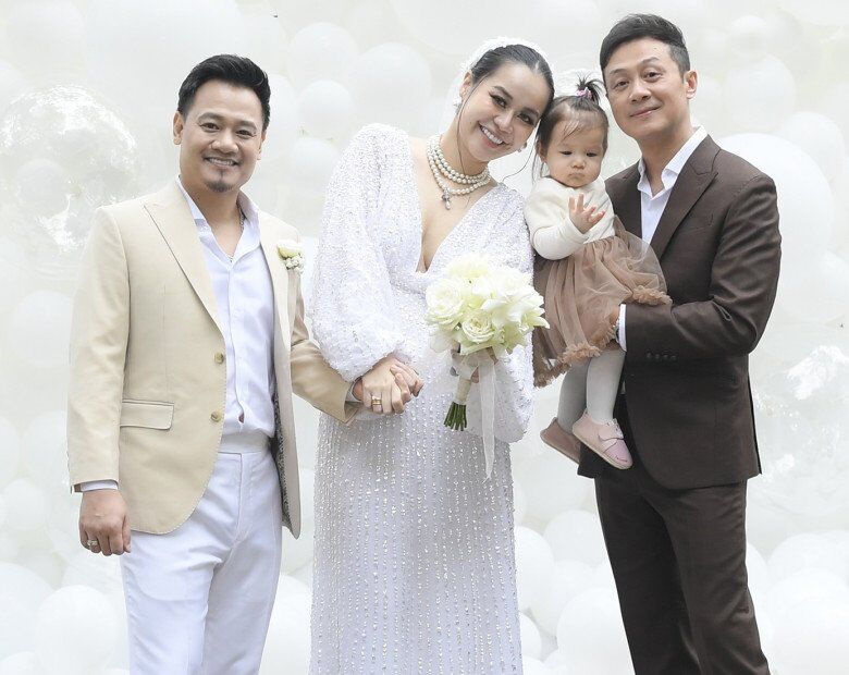 Bức hình hiếm hoi lộ mặt bé Anna, nhóc tỳ có nhiều nét đẹp của cả bố và mẹ.