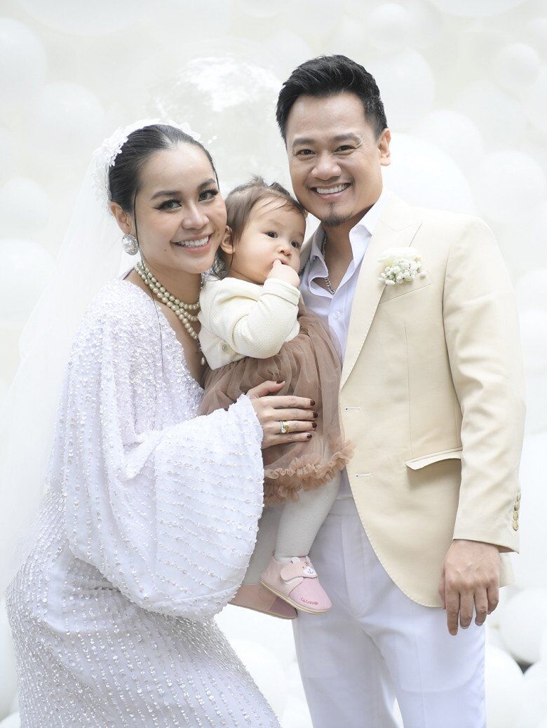 Cô dâu chú rể xin vía từ con gái MC Anh Tuấn.