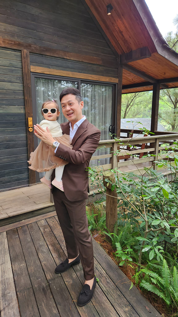 Cô con gái duy nhất của MC Anh Tuấn, trước đó anh có 2 cậu con trai đã lớn.