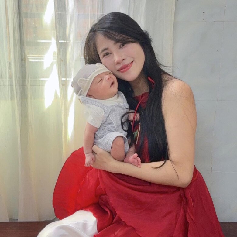 Con trai Thơ Nguyễn được khen ngợi rất trộm vía, mặt đáng yêu, chân dài, là cậu bé sinh ra từ vạch đích vì có mẹ giàu có.