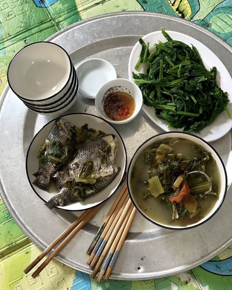 Một số mâm cơm vẫn đủ rau, cá, cơm...