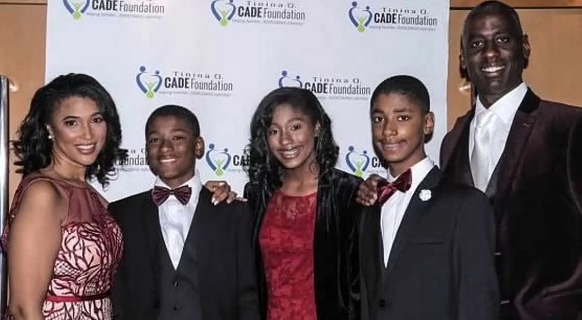 Vợ chồng Camille Hammod và 3 con - những đứa trẻ được sinh ra từ bà ngoại.