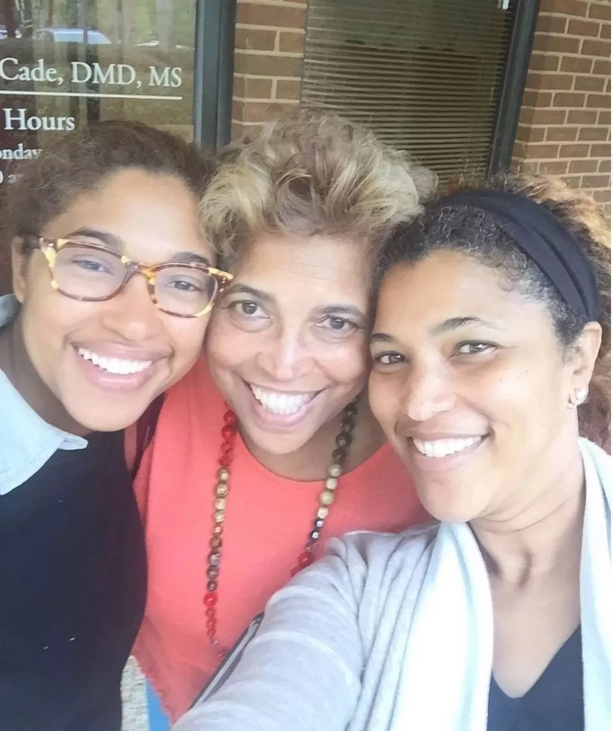 Bà Tinina (ở giữa) luôn coi những đứa trẻ là cháu.