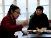 Yêu con - Con gái 33 tuổi tốt nghiệp ĐH cả ngày chỉ ăn ngủ, xem TV, bị đuổi ra khỏi nhà liền đáp 1 câu khiến bố mẹ "chết sững"