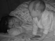 Yêu con - Camera ghi cảnh mẹ bỉm ngủ 8h sáng chưa dậy, hành động của con gái 1 tuổi khiến ai cũng bất ngờ