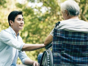 Yêu con - Dùng hết tiền lương hưu trả nợ cho con trai, lúc bệnh nặng sống nhờ con gái, tôi ân hận khi đọc tin nhắn con dâu