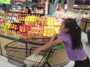 Yêu con - Con uống trộm nước trong siêu thị bị nhân viên buộc tội, bố đáp "Ông phải xin lỗi con tôi"