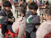 Yêu con - Cô giáo gửi ảnh con trai ở trường, mẹ hốt hoảng vì hành động của bé dành cho bạn gái xinh nhất lớp