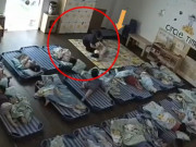 Yêu con - Camera trường mẫu giáo Việt ghi lại cảnh người lạ tiếp cận con gái giờ ngủ trưa, hành động tiếp theo khiến mẹ sững sờ