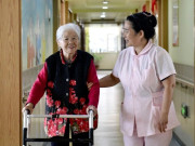 Yêu con - Tưởng vào viện dưỡng lão là có "tuổi già an nhàn", 6 tháng sau tôi vỡ mộng nhận ra: Ở nhà thuê giúp việc là sướng nhất!