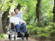 Yêu con - Không có tiền thuê giúp việc hay vào viện dưỡng lão, tôi vẫn có cách để các con tranh nhau chăm sóc bố già