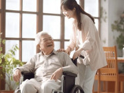 Yêu con - Về già tôi mới thấm: Tiền ít thì đừng vào viện dưỡng lão cũng không làm phiền con cái, sướng nhất vẫn là thuê "giúp việc"