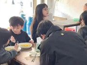 Yêu con - Người đàn ông đưa 5 đứa trẻ vào nhà hàng ăn, nhìn mặt từng bé, ông chủ phán một câu ai cũng gật gù