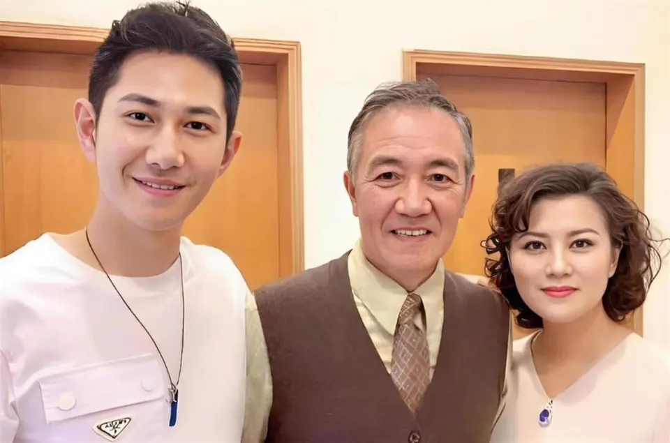 Nam DV nổi tiếng có 377 tỷ đồng, nghẹn ngào nói lý do phải gửi bố mẹ vào viện dưỡng lão chứ không sống chung - 6