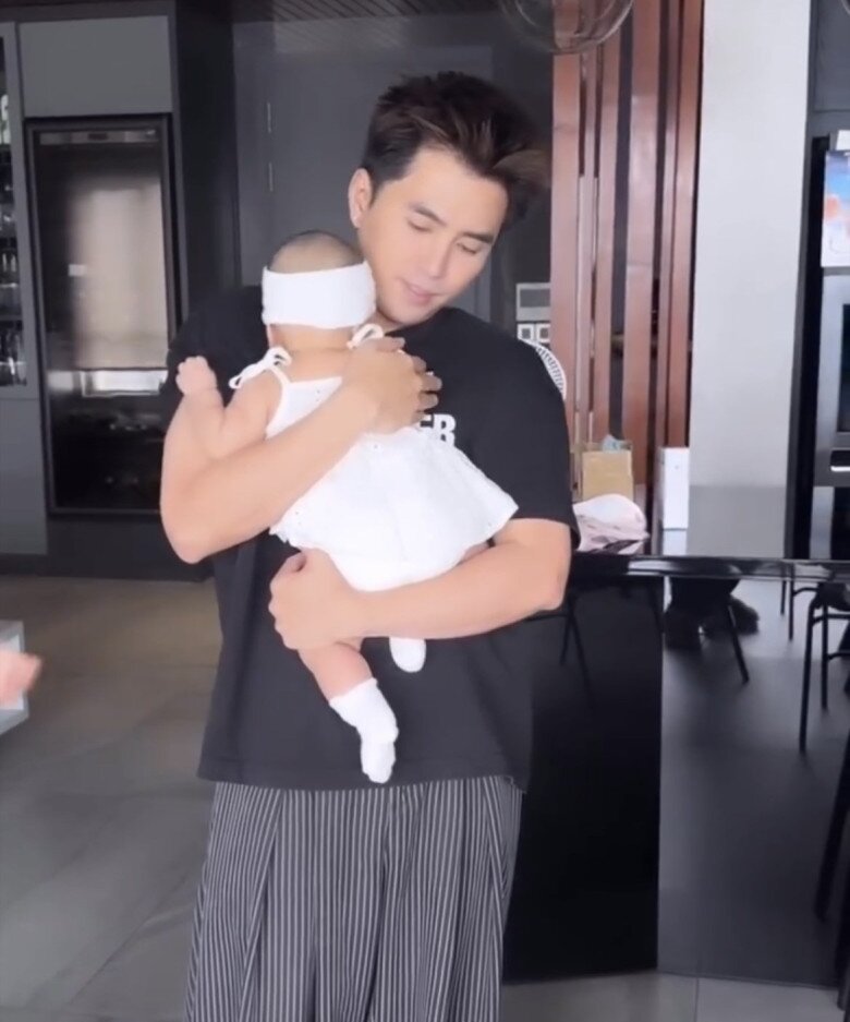 Cắt gọn móng tay rồi, chú Will được thoải mái bế Gạo xinh.