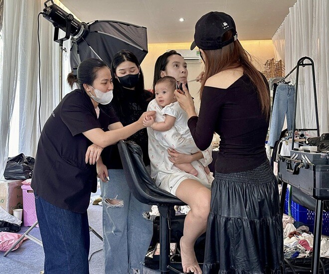 Cô nhóc Nala ngoan ngoãn trong vòng tay mẹ và cũng không theo ai khác.