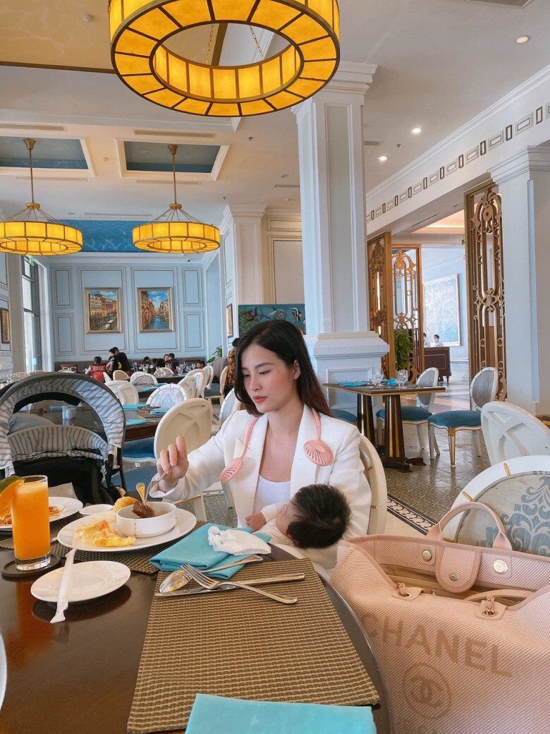 Dù là phu nhân chủ tịch, có nhiều người có thể hỗ trợ nhưng Đông Nhi đều bận rộn thế này khi đi làm vì chỉ cần sang tay con cho người khác, đứa trẻ có thể sẽ thức.