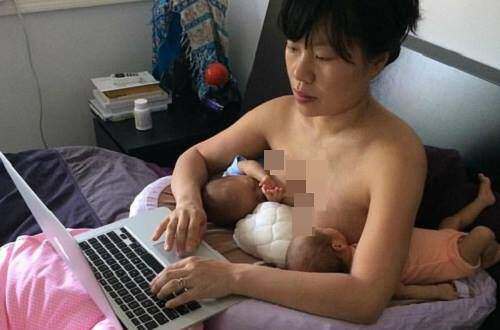 Bà mẹ nổi tiếng với bức ảnh vừa cho con bú vừa cố hoàn thành nốt công việc còn đang dang dở.