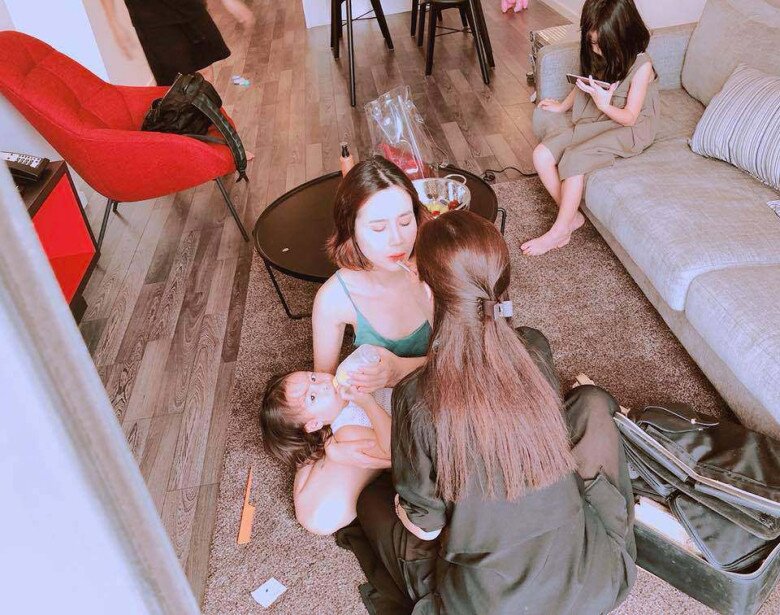 Ca sĩ Lưu Hương Giang vừa cân việc cho con bú vừa trang điểm để chuẩn bị đi diễn.