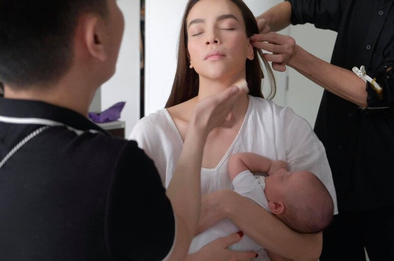 Vừa làm mẹ 3 con cừa là ca sĩ nổi tiếng, Hồ Ngọc Hà không thiếu những khoảnh khắc như thế này, vừa bế con và trang điểm.