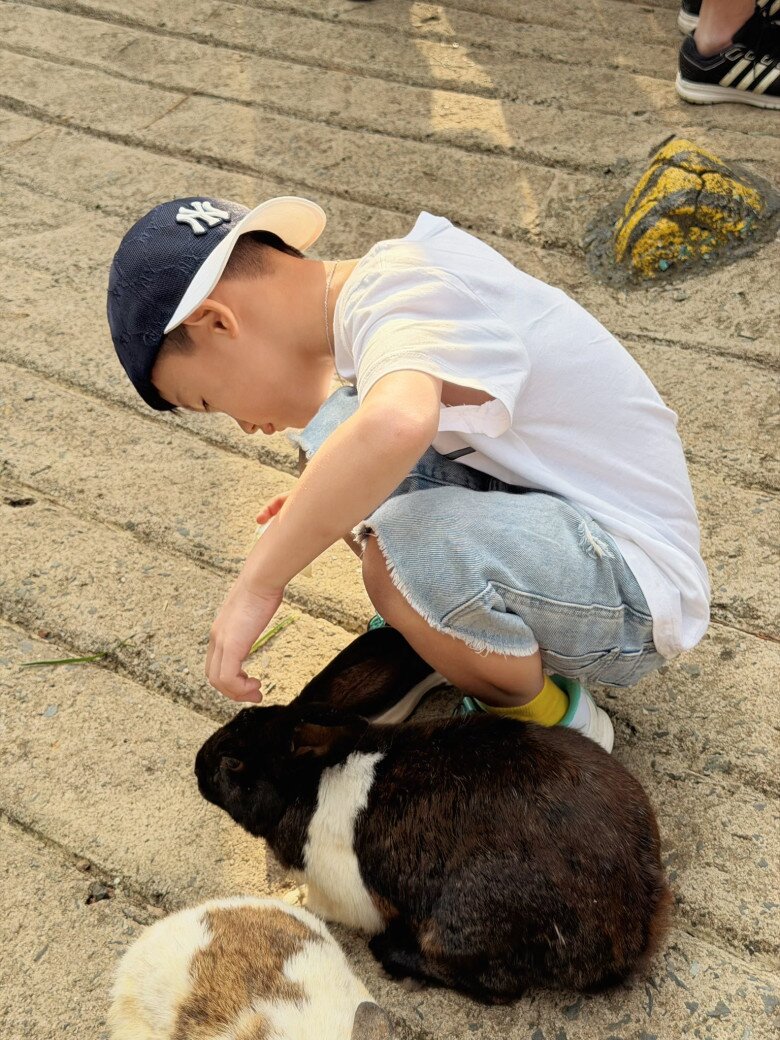 Cậu nhóc thích thú khi được sum họp cùng mẹ và chị.