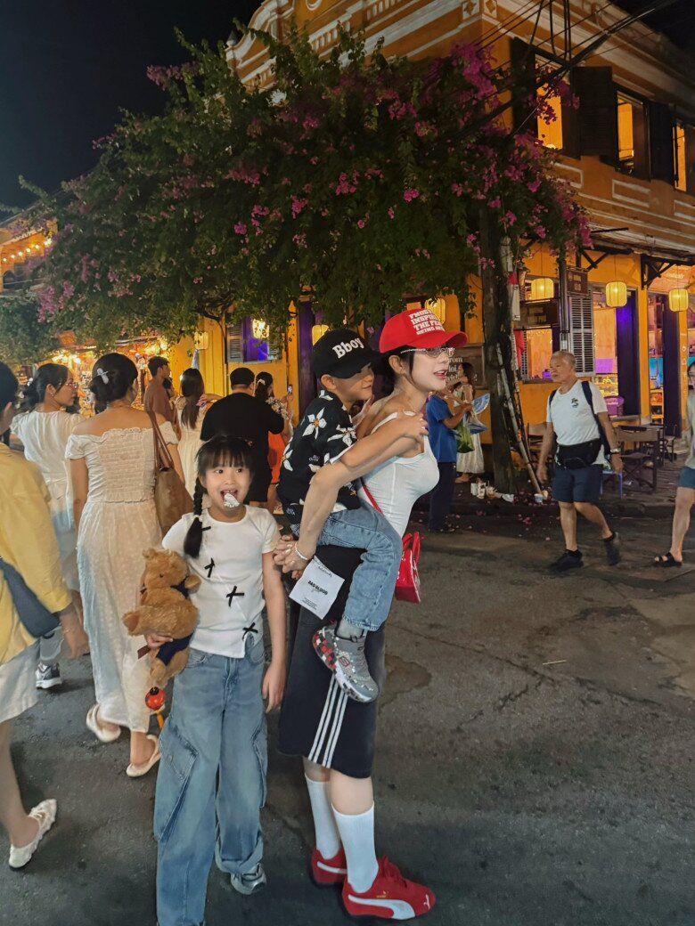 Diệp Lâm Anh sum vầy cùng hai con đầu năm 2026, người đi đường kể cảnh cô một nách hai con đầy vất vả - 6