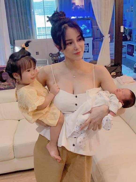 Diệp Lâm Anh sum vầy cùng hai con đầu năm 2026, người đi đường kể cảnh cô một nách hai con đầy vất vả - 8