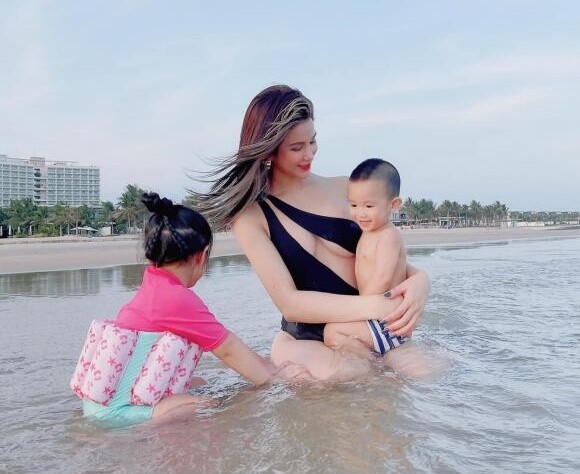 Diệp Lâm Anh sum vầy cùng hai con đầu năm 2026, người đi đường kể cảnh cô một nách hai con đầy vất vả - 9