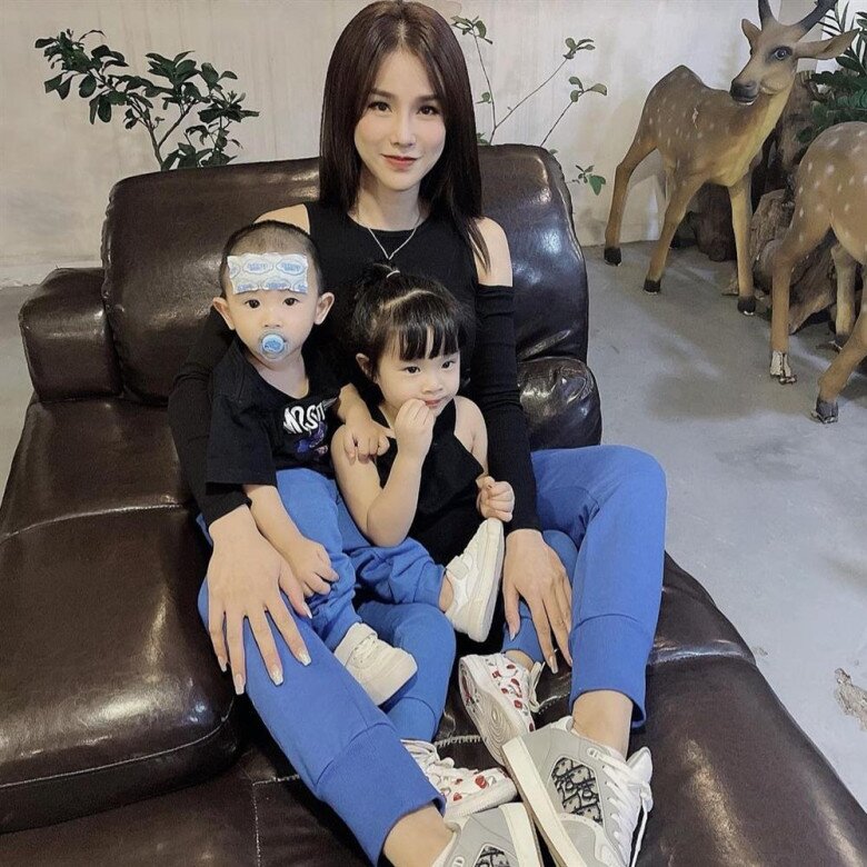 Diệp Lâm Anh sum vầy cùng hai con đầu năm 2026, người đi đường kể cảnh cô một nách hai con đầy vất vả - 10