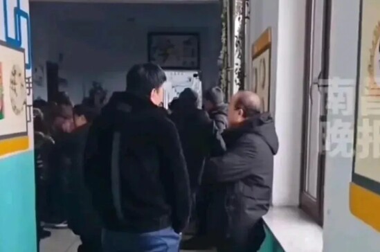 Con nhắn tin kêu amp;#34;cơm trưa ở trường dở quáamp;#34;, mẹ tới nhà bếp kiểm tra thì còn sốc hơn với những gì đã nhìn thấy - 4