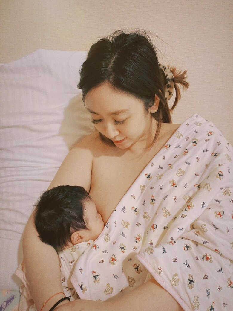 Nữ diễn viên cứ khoe ảnh cho con bú là khiến cư dân mạng thi nhau thắc mắc - 3