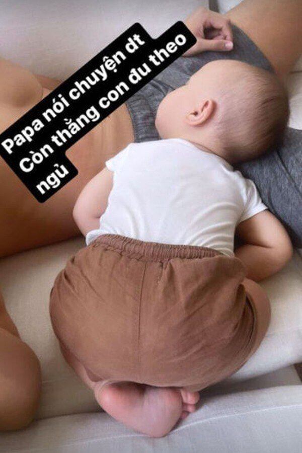 Bé Leon - con trai ca sĩ Hồ Ngọc Hà cũng từng khiến dân tình thích thú với tư thế ngủ đáng yêu.