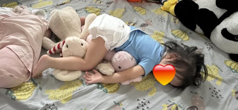 Nữ DV amp;#34;Gạo nếp gạo tẻamp;#34; khoe tư thế ngủ kỳ lạ của con, dân tình rần rần: amp;#34;Em bé siêu thông minhamp;#34; - 5