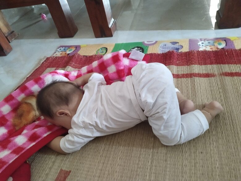 Nữ DV amp;#34;Gạo nếp gạo tẻamp;#34; khoe tư thế ngủ kỳ lạ của con, dân tình rần rần: amp;#34;Em bé siêu thông minhamp;#34; - 7