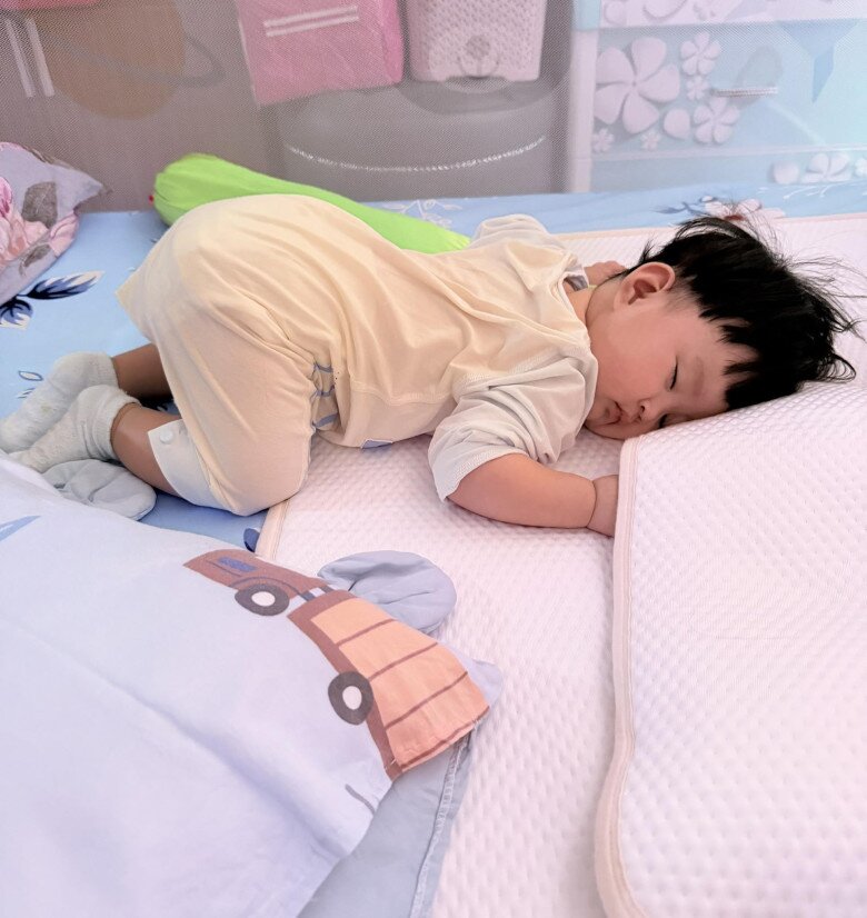 Nữ DV amp;#34;Gạo nếp gạo tẻamp;#34; khoe tư thế ngủ kỳ lạ của con, dân tình rần rần: amp;#34;Em bé siêu thông minhamp;#34; - 1