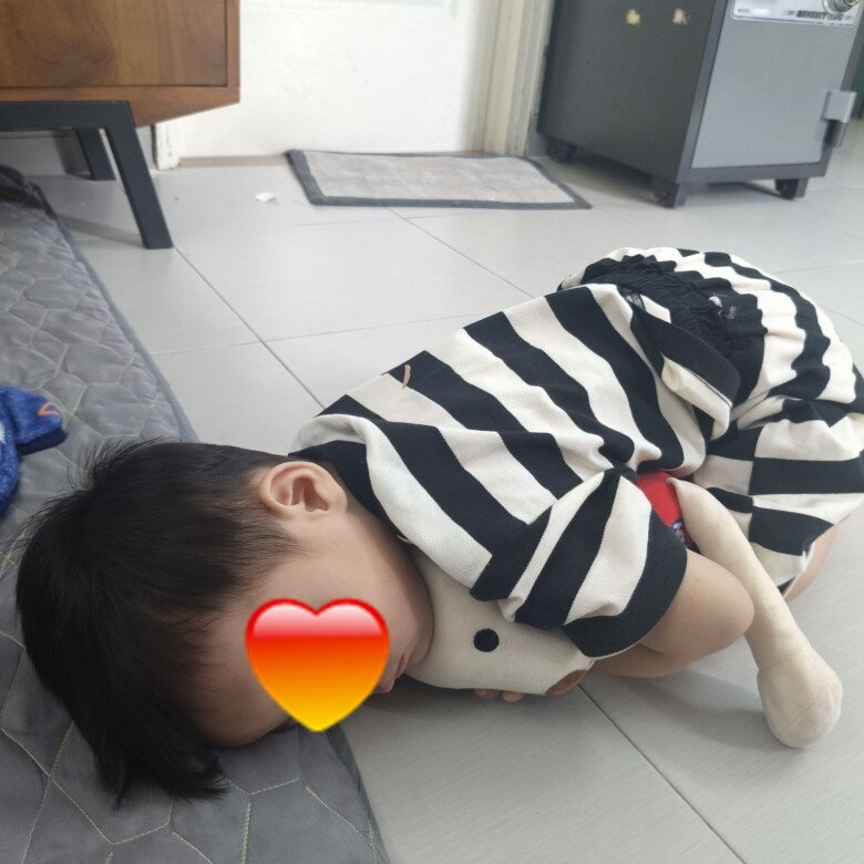 Nữ DV amp;#34;Gạo nếp gạo tẻamp;#34; khoe tư thế ngủ kỳ lạ của con, dân tình rần rần: amp;#34;Em bé siêu thông minhamp;#34; - 6