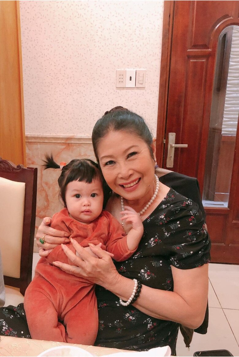 NS Kim Phương còn thường xuyên giúp đỡ con trai, con dâu chăm sóc cháu nội.