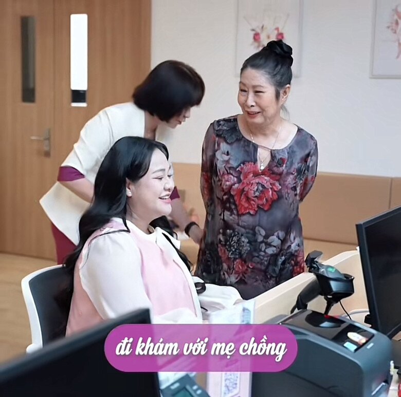 NSƯT Kim Phương đồng hành cùng con dâu khi đi khám bầu.