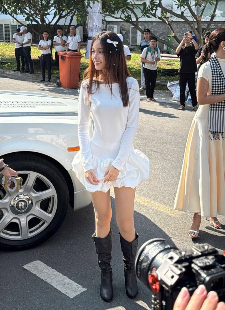 Nữ sinh xinh như Hoa hậu đi xe Rolls-Royce chục tỷ đến trường ở TP.HCM, đi hát để thỏa đam mê, cát xê chỉ làm từ thiện - 2