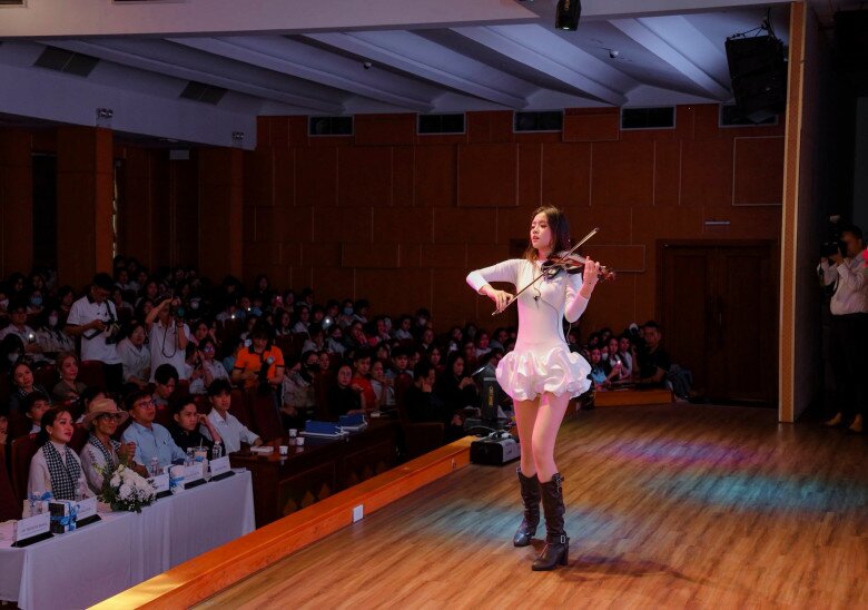 Nữ sinh xinh như Hoa hậu đi xe Rolls-Royce chục tỷ đến trường ở TP.HCM, đi hát để thỏa đam mê, cát xê chỉ làm từ thiện - 13