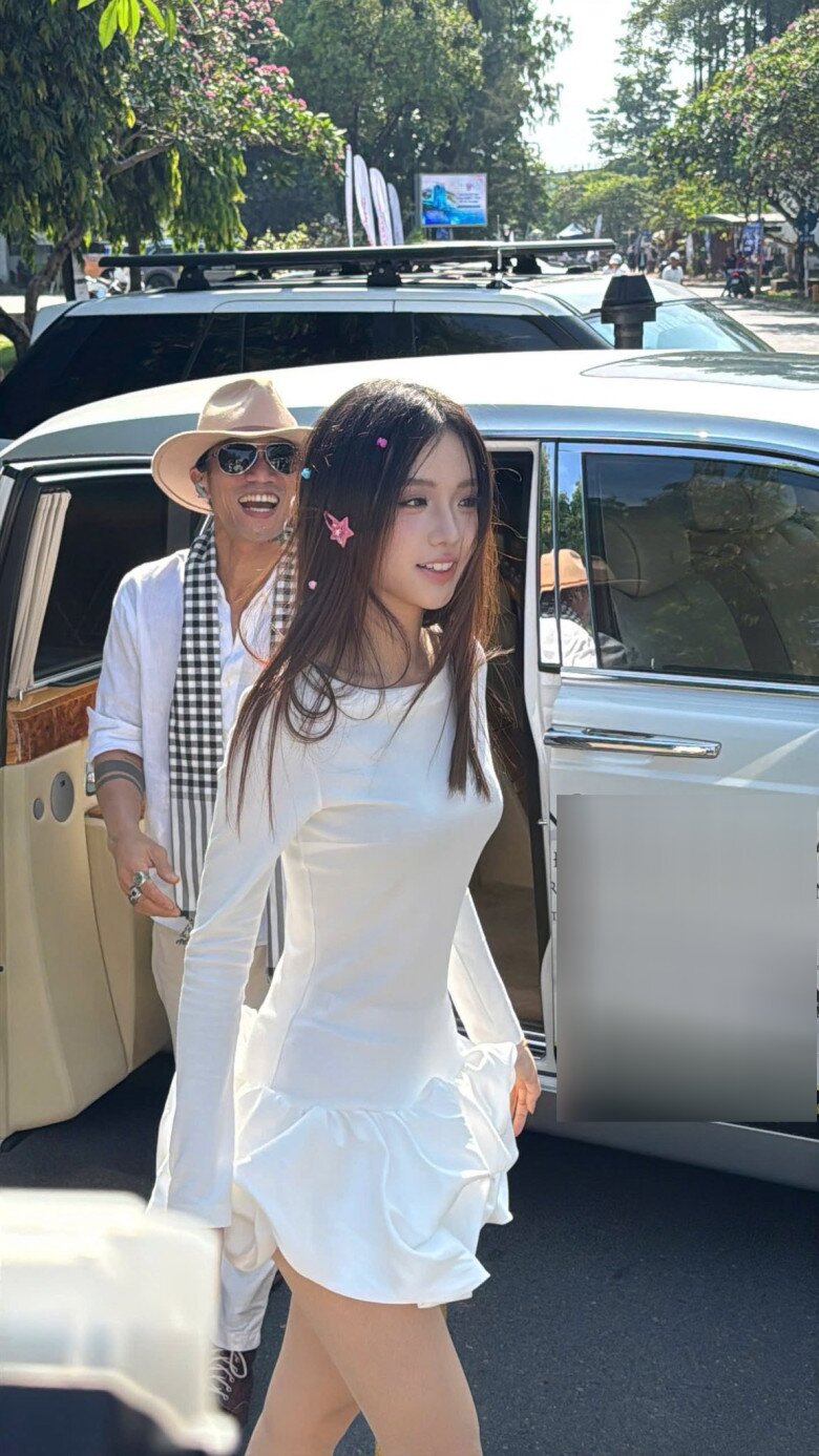 Nữ sinh xinh như Hoa hậu đi xe Rolls-Royce chục tỷ đến trường ở TP.HCM, đi hát để thỏa đam mê, cát xê chỉ làm từ thiện - 1