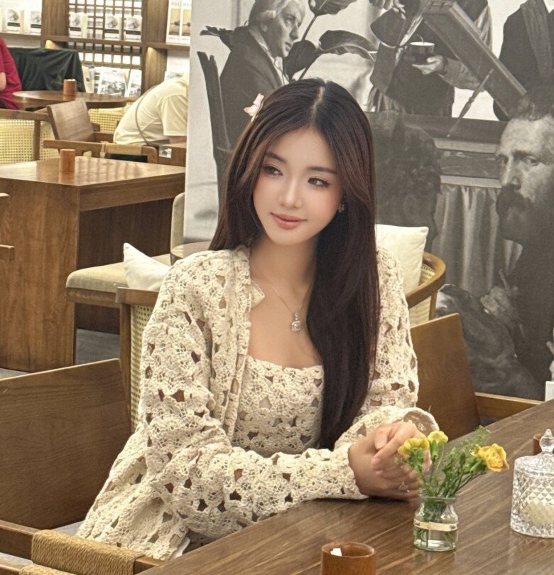 Nữ sinh xinh như Hoa hậu đi xe Rolls-Royce chục tỷ đến trường ở TP.HCM, đi hát để thỏa đam mê, cát xê chỉ làm từ thiện - 14