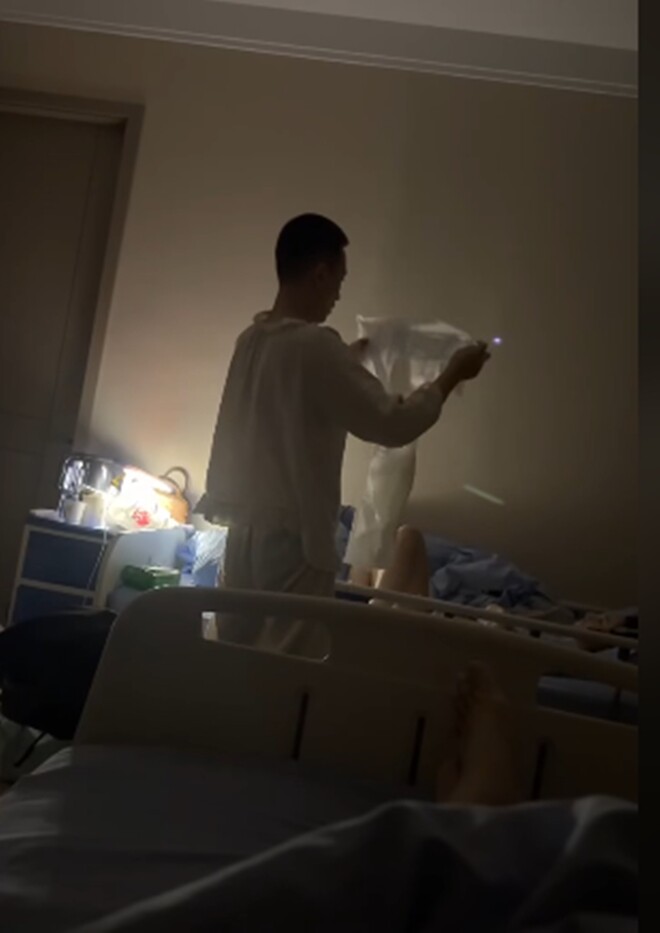 Tuy nhiên anh còn đang chưa biết dùng kiểu gì nên phải đứng ngắm một lúc.