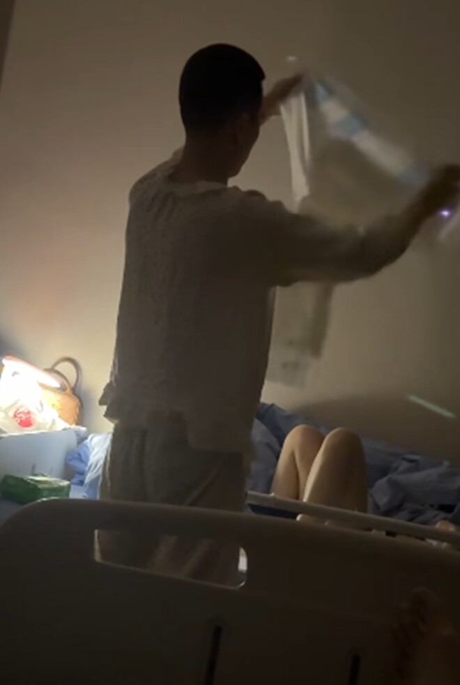 Người đàn ông ấy không ngại mặc đồ của vợ, chăm sóc vợ trong những ngày tháng ở viện, khiến nhiều chị em cũng bật cười vì quá đáng yêu.