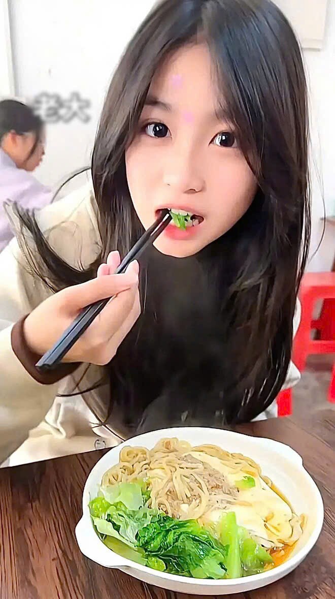 Người đàn ông đưa 5 đứa trẻ vào nhà hàng ăn, nhìn mặt từng bé, ông chủ phán một câu ai cũng gật gù - 2