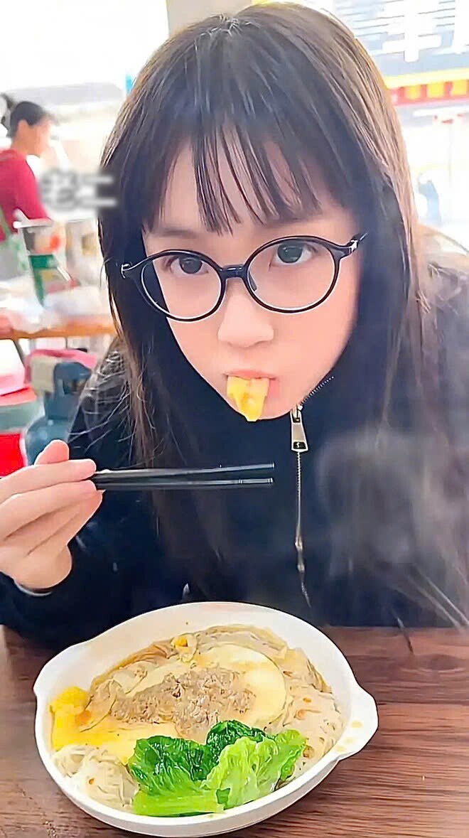 Người đàn ông đưa 5 đứa trẻ vào nhà hàng ăn, nhìn mặt từng bé, ông chủ phán một câu ai cũng gật gù - 3