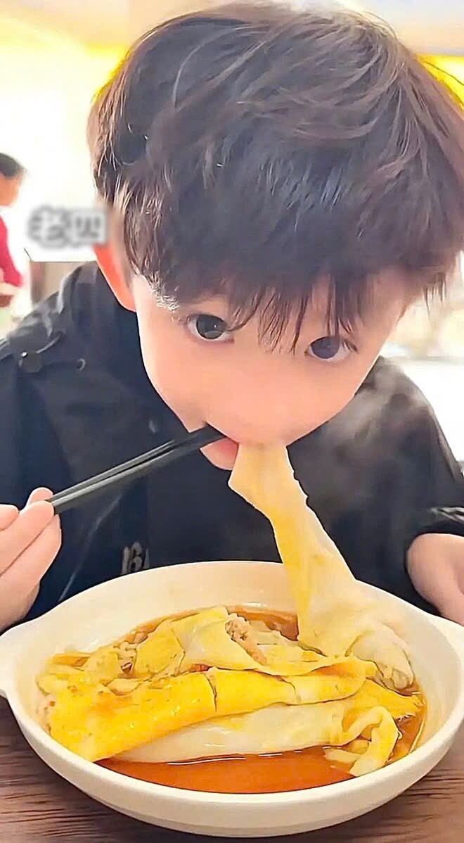 Người đàn ông đưa 5 đứa trẻ vào nhà hàng ăn, nhìn mặt từng bé, ông chủ phán một câu ai cũng gật gù - 5