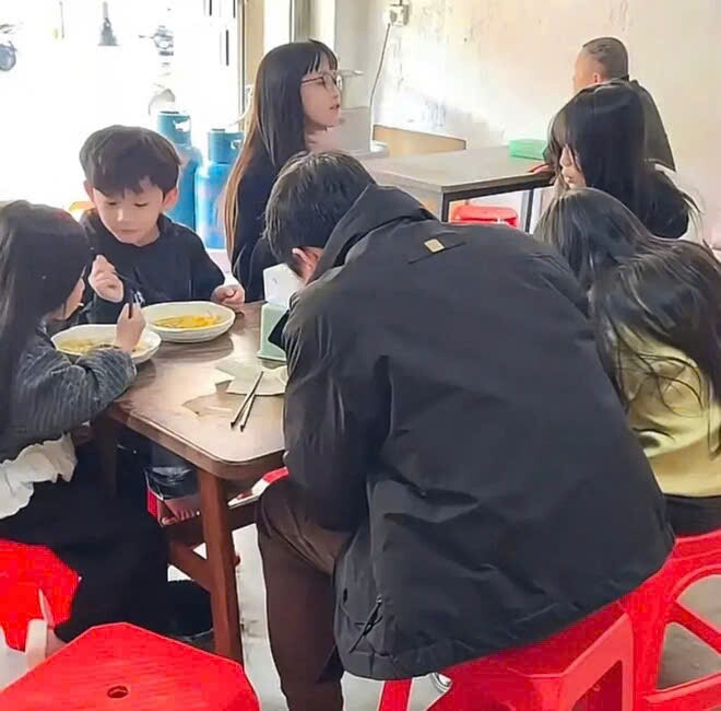 Khoảnh khắc 5 đứa trẻ ăn sáng bên cha. Ảnh: Sohu